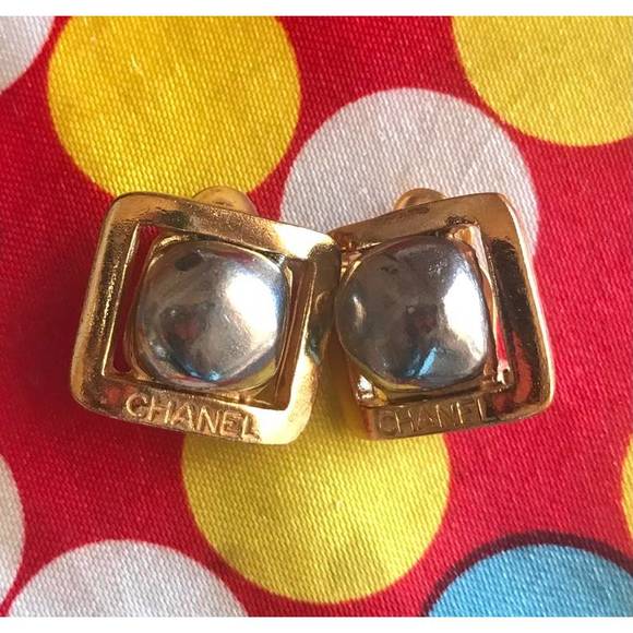 CHANEL Vintage metallic tone gripoix stone earrings in golden square shape - Picture 2 of 7